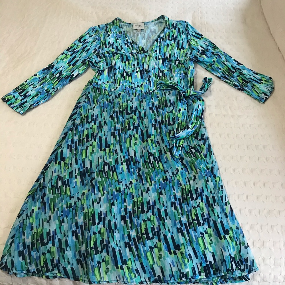 Wrap style dress size 8. Machine washable. EUC
